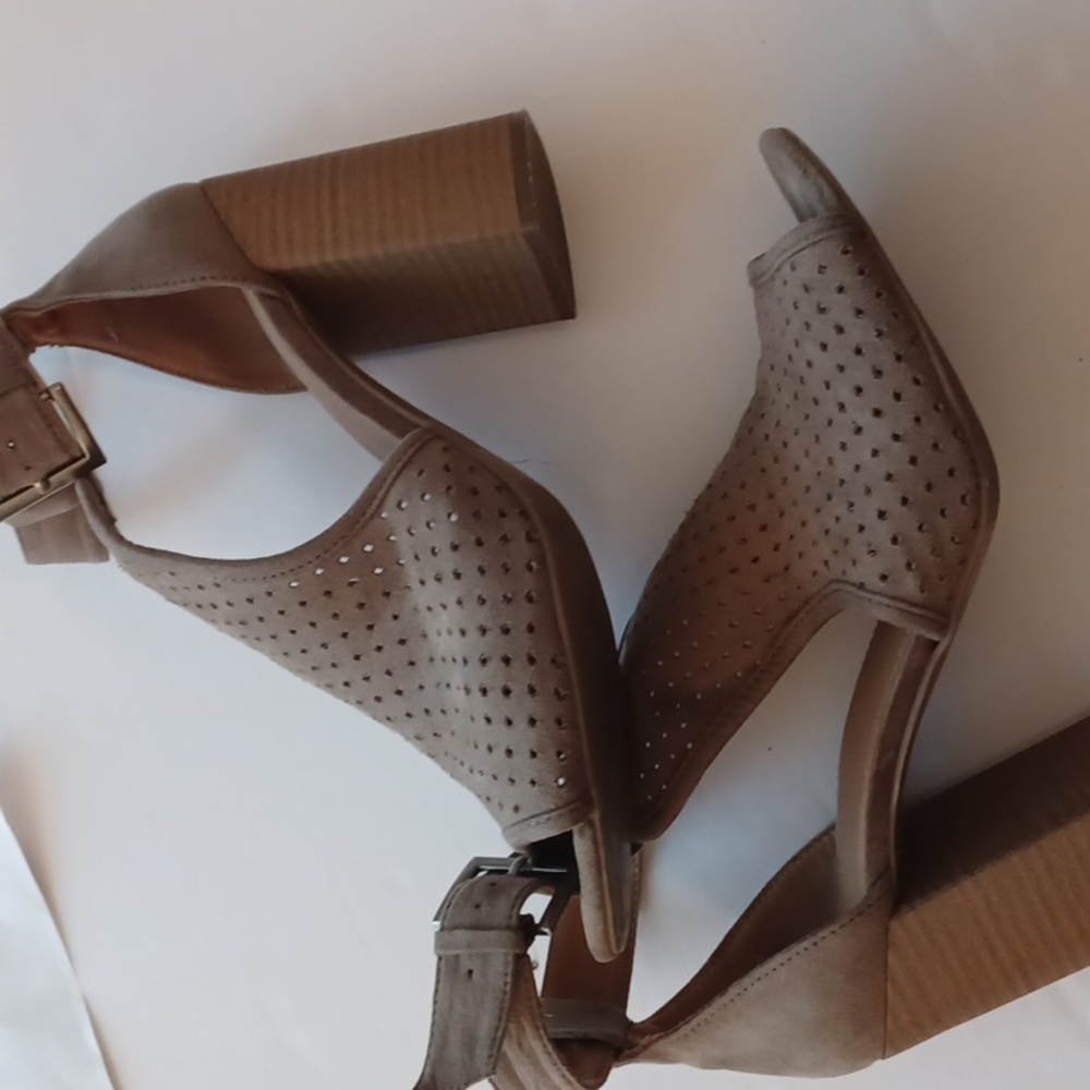Universal Thread ankle strap shoes size 7 1/2 small hole design mules